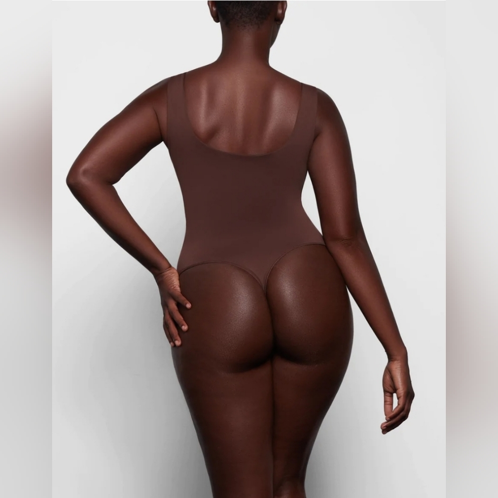 SKIMS SOFT SMOOTHING THONG/BODYSUIT/ COCOA/NWT - Picture 3 of 16
